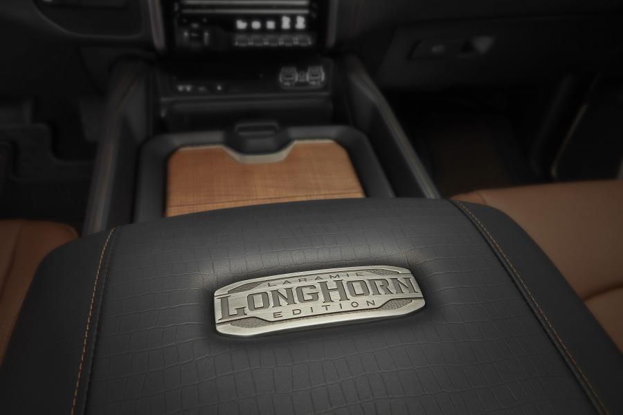 Детали интерьера Ram 2500 Laramie Longhorn Crew Cab (DJ) 2019 года  (фото 3 из 8)